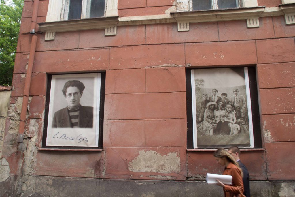 Pictures of Jewish inhabitants on windows